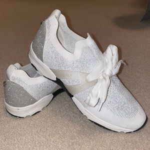 WHITE PRETTY TENNIS SHOES